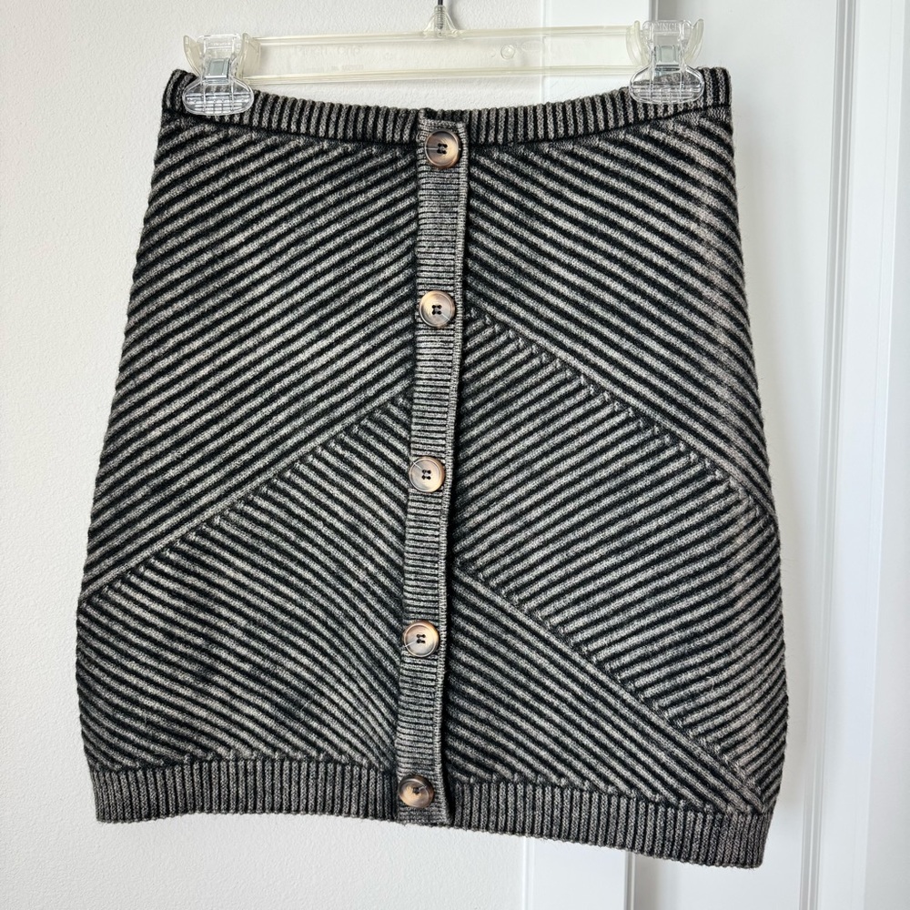 Emory Park Grey Chunky Knit Asymmetrical Ribbed Skirt Size Medium Fall Winter - Picture 3 of 12